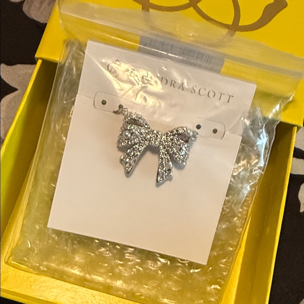 Krista Silver Bow Short Pendant Necklace in White Mix